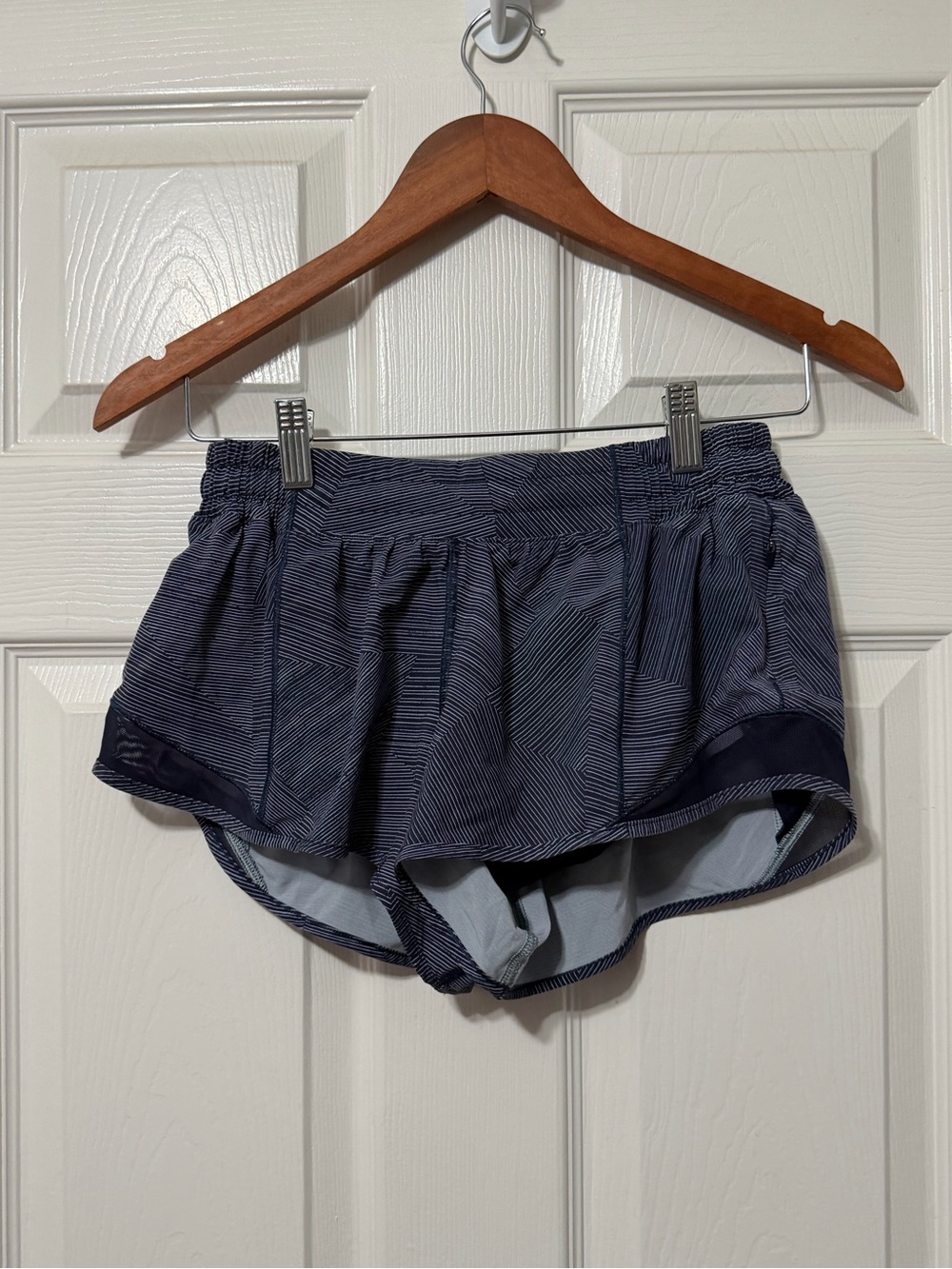 Lululemon athletica hotty hot short II size 6 vvguc